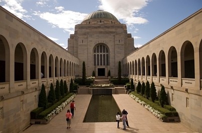 Canberra Sightseeing Guide - Visit notable attractions and landmarks